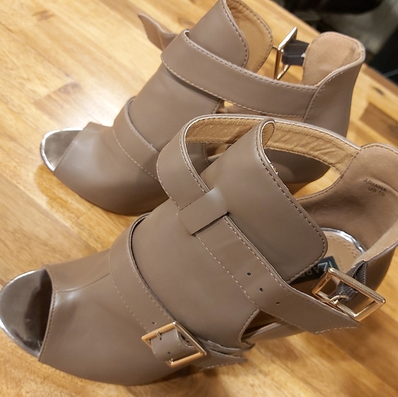 Shoes - Picture 3 of 3